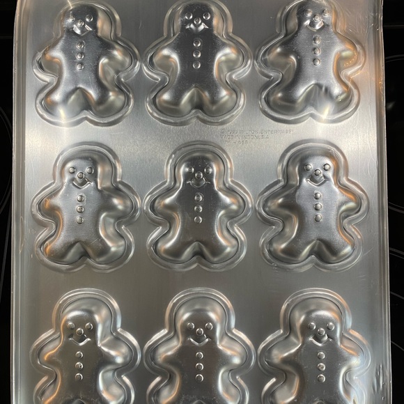 3 PANS: WILTON Petite Christmas Tree & Bite-size Gingerbread Boy & Santa Cake - Picture 6 of 10